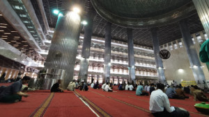 9 Peralatan Penting Dibawa di Masjid Saat Iktikaf