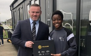 Rooney Bagikan Paket Ramadhan untuk Pemain Muslim di Derby County