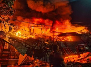 Pasar Gembrong Terbakar, Hingga Dini Hari Api Belum Padam