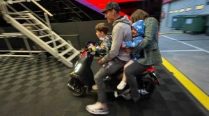 Momen Aleix Espargaro Boncengan Berempat: The Power of Emak-emak