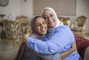 Beri Nafkah, Siapa yang Harus Diutamakan Suami, Istri atau Ibu?