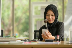 Tampil Gaya saat Mudik dengan Makeup Simpel dan Manis