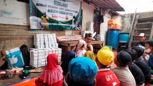 Indonesia Care Bagikan Baju Lebaran di Kampung Pemulung