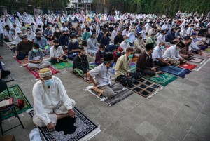 Baiknya Shalat Id di Masjid atau Lapangan? Ini Kata Ustadz Adi Hidayat