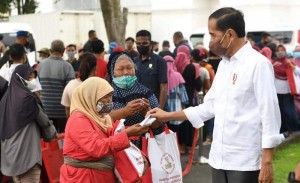Jokowi Bagikan Sembako untuk Warga Yogyakarta