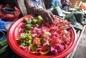 Pakar Fikih: Tradisi Tabur Bunga di Makam Sama seperti Beri Makan Jin