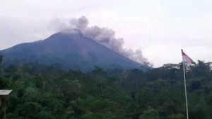 Gunung Merapi  Kembali Semburkan  Awan Panas Sejauh 1,8 Km ke Sungai Bebeng