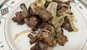 Belum Makan Siang, Yuk Cicipi Sate Domba Disantap dengan Pisang