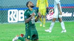 Ali Sesay Merapat ke PSIS, Paulo Sitanggang Gabung Persita