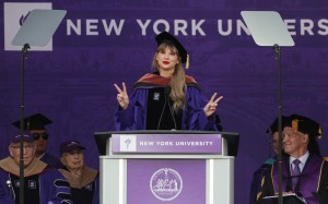 Cuma Lulus SMA, Taylor Swift Terima Gelar Doktor dari Kampus Top Dunia
