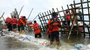 Tanggul Penahan Rob Jebol Lagi Sepanjang 10 Meter