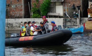 Banjir Semarang, 50 Personil TNI AL Bantu Penutupan Tanggul