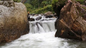 Menikmati Kesegaran Air Pegunungan Sungai Rahtawu di Kudus