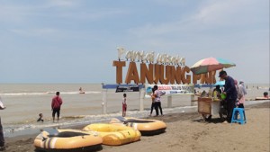 Pantai Tanjung Pakis, Objek Wisata Alternatif Warga Bekasi