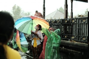 Nyaman Jalani Hari, Intip 4 Trik Pilih Baju di Cuaca Tak Menentu