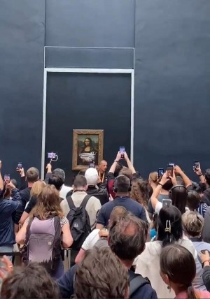 Heboh, Lukisan Monalisa Dilempar Kue Pria Berkursi Roda