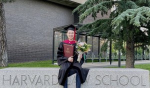 Dulu Kuliah Terkendala Biaya, Kini Lulusan Terbaik Harvard Ini Bisa Kasih Beasiswa