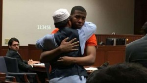 Luar Biasa, Muslim Amerika Ini Peluk dan Maafkan Pembunuh Anaknya