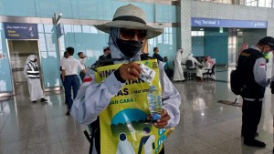 Gaya Unik dr Nugraheni Ratna, Imbau Jemaah Haji dengan Poster