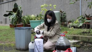 Peduli Lingkungan, Milenial Ini Ciptakan Cairan Antibau Sampah