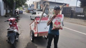 Humanity Rice Truck Bagikan 20 Paket Beras ke Warga Tangerang