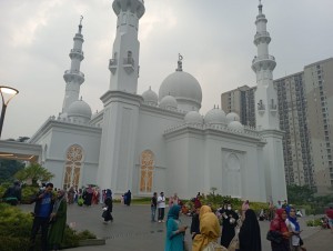 Dominasi Putih, Masjid At-Thohir Padukan Konsep Klasik dan Modern