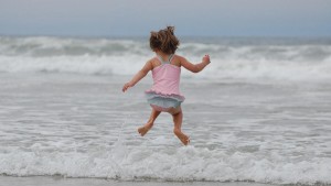 Ajarkan Anak Berenang, Tips Selamatkan Diri saat Terseret Arus