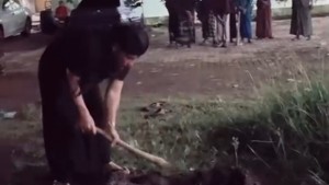 Gus Miftah Gali Liang Kubur untuk Abah Dim