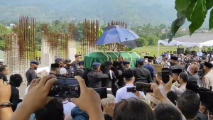 Setelan Serba Hitam, Ridwan Kamil Antarkan Jenazah Eril ke Permakaman