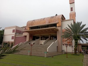 Melihat Keindahan Ornamen Lampu Asmaul Husna di Masjid Bani Umar