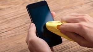 6 Cara Membersihkan Layar Ponsel Agar Tak Cepat Kotor