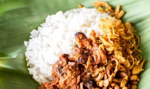 Nasi Balap Puyung, Penggila Kuliner Pedas Wajib Coba