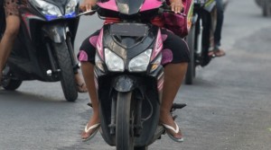 Tak Ada Larangan Hukum Berkendara Motor Pakai Sandal Jepit, Tapi..