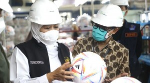 Bola Resmi Piala Dunia 2022 Dibuat di Madiun, Khofifah Bangga