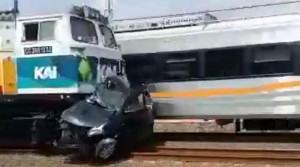 Kecelakaan Maut di Tambun: Kereta Tabrak Mobil, Satu Orang Tewas