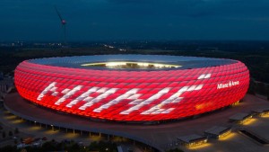 Disambut Meriah di Bayern Munchen, Nama Mane Terangi Stadion Allianz Arena