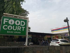 Merasakan Sensasi Istirahat di Food Court Masjid Bani Umar