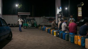 Sri Lanka Bangkrut, Ratusan Warga Antre BBM Berjam-jam di SPBU