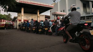 Krisis Sri Lanka Makin Parah, Kendaraan Pribadi Dilarang Isi Bensin