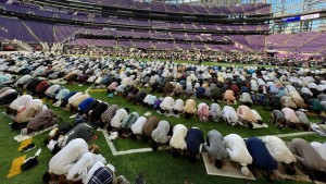 Dahsyat, 40 Ribu Muslim Amerika Salat Idul Adha di US Bank Stadium