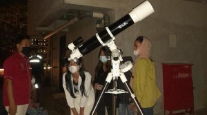 Asyiknya Melihat Benda Langit Menggunakan Teleskop di Planetarium