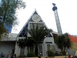 Mengunjungi Masjid Berbentuk Segitiga Karya Emil di Tanah Abang