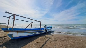 Pantai Larangan, Menikmati Semilir Angin dan Teh Hangat Khas Tegal