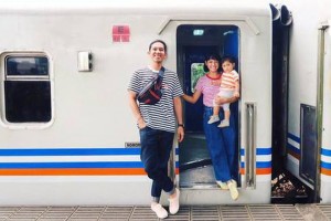 Punya Mobil Mewah, 5 Selebritas Ini Pilih Naik Transportasi Umum