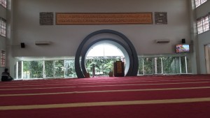 Desain Unik Masjid Raya Al-Azhar Sumarecon Bekasi, Nyaman Banget