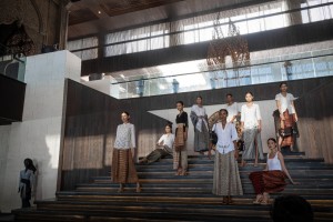 Lestarikan Kain Tradisional, Torang Sitorus Rilis Koleksi Ulos dan Kebaya