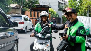 Komunitas Warteg Bagikan 1.000 Makanan ke Pengemudi Ojol