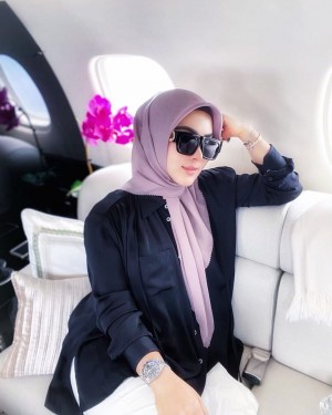 Gaya Fesyen Hijab Cewek Mamba Ala Syahrini, Elegan dan Menawan