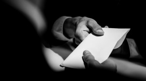 Begini Islam Memandang Budaya Menerima dan Mengembalikan Amplop Sumbangan