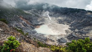 Berwisata ke Tangkuban Perahu, Gunung yang Memiliki Cerita Rakyat